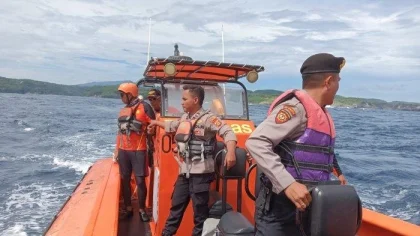 Tim SAR gabungan bersama personel Polsek Nusa Penida melakukan pencarian di perairan sekitar tebing Parangan Jepang, Pulau Ceningan, Sabtu (24/5/2025).