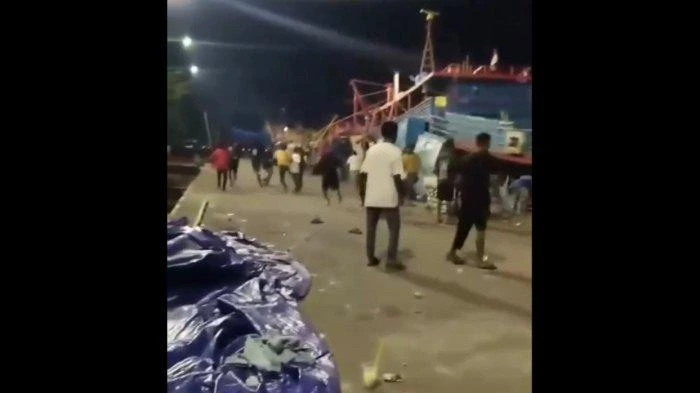 Situasi ricuh di Pelabuhan Benoa, Denpasar Selatan, terekam dalam video yang viral di media sosial. Bentrokan antar anak buah kapal (ABK) asal NTT dan NTB terjadi pada Jumat (9/5/2025) dini hari.