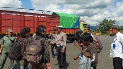 Petugas gabungan amankan lima anak jalanan asal Bandung di Gilimanuk, Jembrana, Bali.