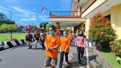 Petugas menggelandang para tersangka kasus penyalahgunaan narkoba saat rilis pengungkapan kasus di Mapolres Buleleng, Selasa (27/5/2025). Sebanyak 11 tersangka diamankan, termasuk tiga buronan yang masuk DPO sejak Januari 2025.