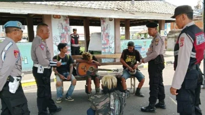 Petugas Polsek Kawasan Pelabuhan Gilimanuk memberikan pembinaan kepada empat pemuda asal Jawa yang diamankan karena masuk Bali tanpa identitas, Selasa (6/5/2025).