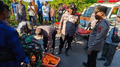 Petugas kepolisian bersama tim gabungan melakukan evakuasi jenazah korban kecelakaan di Jembatan Bali Cliff, Badung, Bali.