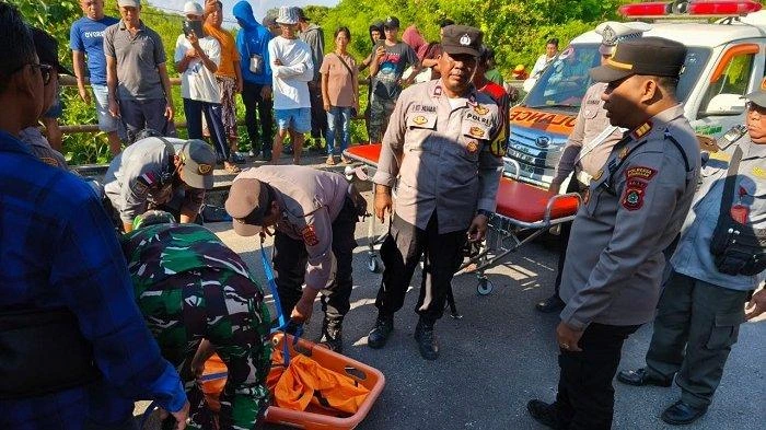 Petugas kepolisian bersama tim gabungan melakukan evakuasi jenazah korban kecelakaan di Jembatan Bali Cliff, Badung, Bali.