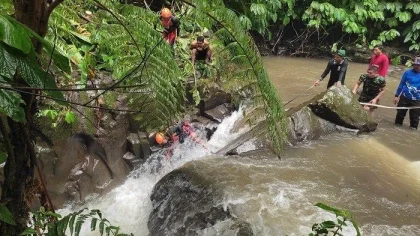 Tim SAR gabungan berjuang mengevakuasi jenazah staf Diskominfo Badung, I Made Gede Tedy Putra Yana, yang ditemukan terjepit di antara bebatuan di aliran Air Terjun Nungnung, Desa Pelaga, Kecamatan Petang, Badung, Jumat (23/5/2025).