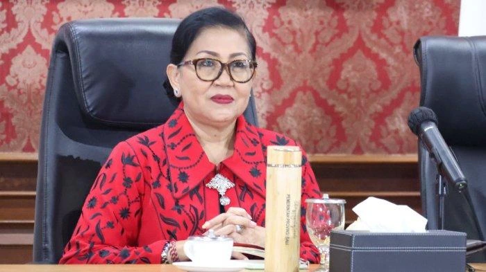 Putri Suastini Koster saat menghadiri Webinar Sosialisasi Pengolahan Sampah Berbasis Sumber di Jaya Sabha, Denpasar, Sabtu (31/5/2025). Ia mengusulkan Ketua TP PKK desa menjadi Duta PSBS PADAS untuk memperkuat gerakan lingkungan dari tingkat rumah tangga. (Foto: Istimewa)