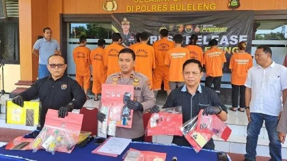 Petugas Kepolisian Polres Buleleng menunjukkan barang bukti kasus narkoba yang berhasil diungkap, dalam konferensi pers bersama sejumlah tersangka yang mengenakan pakaian tahanan berwarna oranye. (Foto: Istimewa)