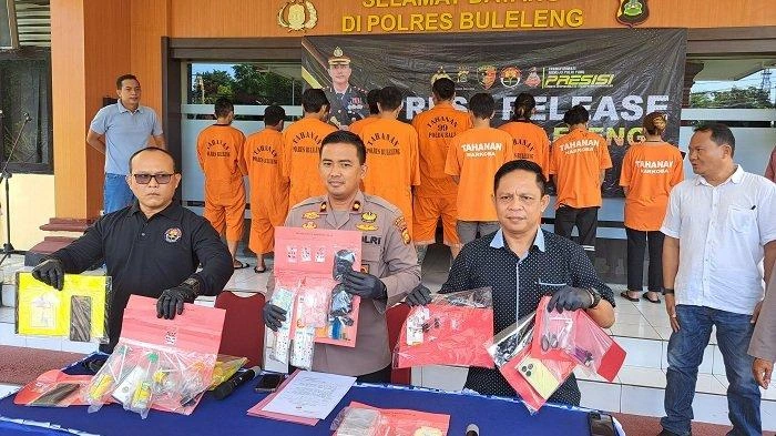Petugas Kepolisian Polres Buleleng menunjukkan barang bukti kasus narkoba yang berhasil diungkap, dalam konferensi pers bersama sejumlah tersangka yang mengenakan pakaian tahanan berwarna oranye. (Foto: Istimewa)