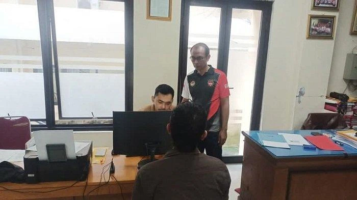 Petugas Satresnarkoba Polres Klungkung melakukan pemeriksaan intensif terhadap tersangka berinisial MRK alias Restu Kupit yang diamankan karena membawa sabu siap edar, Minggu (18/5/2025).