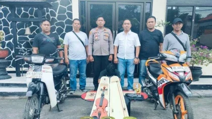Petugas Polsek Kubutambahan bersama Unit Reskrim Polres Buleleng menunjukkan barang bukti hasil kejahatan yang berhasil diamankan dari tangan tersangka.