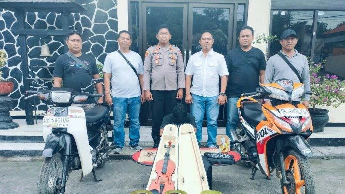Petugas Polsek Kubutambahan bersama Unit Reskrim Polres Buleleng menunjukkan barang bukti hasil kejahatan yang berhasil diamankan dari tangan tersangka.