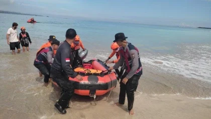 Tim SAR gabungan saat mengevakuasi jenazah WNA Yordania yang ditemukan di perairan Kedonganan, Sabtu (10/5/2025) pagi.