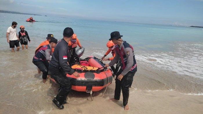 Tim SAR gabungan saat mengevakuasi jenazah WNA Yordania yang ditemukan di perairan Kedonganan, Sabtu (10/5/2025) pagi.