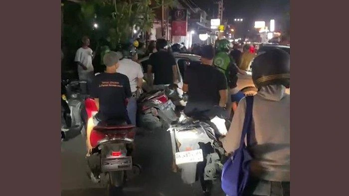 Tangkapan layar video viral suasana keributan yang melibatkan dua WNA di Jalan Pantai Berawa, Desa Tibubeneng, Kuta Utara, Badung, Bali, Jumat (16/5/2025) malam.