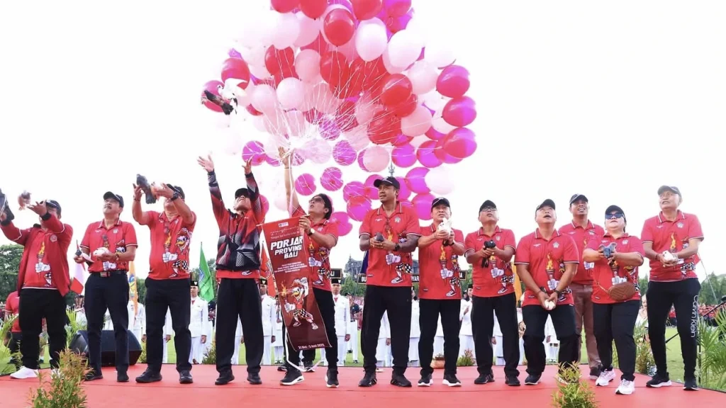 Wakil Gubernur Bali, I Nyoman Giri Prasta, bersama jajaran pejabat dan peserta melepas balon sebagai tanda resmi dibukanya Pekan Olahraga Pelajar (PORJAR) Provinsi Bali Tahun 2025 di Lapangan Bajra Sandhi, Renon, Sabtu (31/5). (Foto: Istimewa)