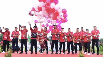 Wakil Gubernur Bali, I Nyoman Giri Prasta, bersama jajaran pejabat dan peserta melepas balon sebagai tanda resmi dibukanya Pekan Olahraga Pelajar (PORJAR) Provinsi Bali Tahun 2025 di Lapangan Bajra Sandhi, Renon, Sabtu (31/5). (Foto: Istimewa)