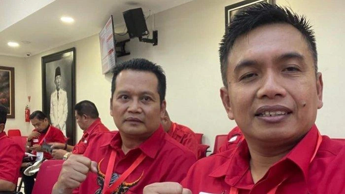 Wakil Bupati Jembrana I Gede Ngurah Patriana Krisna (kanan) bersama kader lainnya saat mengikuti Pembekalan Kepala Daerah (PKD) yang digelar oleh PDI Perjuangan, menandai langkah politik barunya setelah resmi bergabung sebagai anggota partai berlambang banteng tersebut.