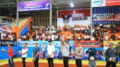 Para pejabat dan tokoh masyarakat melakukan servis bola secara simbolis sebagai tanda dimulainya Turnamen Bola Voli Open Abdi Winangun Cup III di GOR Abdi Winangun, Desa Adat Gembalan, Desa Selat, Klungkung, Rabu (28/5/2026). (Foto: Istimewa)