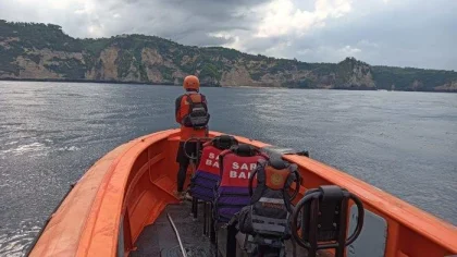 Petugas SAR Bali menyisir perairan sekitar Pantai Diamond, Nusa Penida, menggunakan perahu karet dalam upaya pencarian wisatawan asal Medan yang hilang terseret arus laut, Selasa (27/5/2025).