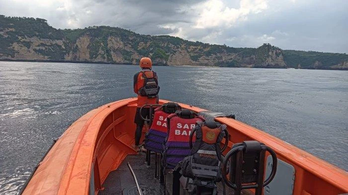 Petugas SAR Bali menyisir perairan sekitar Pantai Diamond, Nusa Penida, menggunakan perahu karet dalam upaya pencarian wisatawan asal Medan yang hilang terseret arus laut, Selasa (27/5/2025).