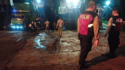 Petugas kepolisian berjaga di area Pelabuhan Gilimanuk saat proses pemulangan delapan remaja asal Surabaya yang diamankan karena tidak memiliki identitas dan tujuan jelas ke Bali, Kamis malam (15/5/2025).