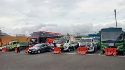 Sejumlah kendaraan, termasuk truk logistik dan bus antarkota, terlihat mengantre di area Pelabuhan Gilimanuk, Jembrana, Bali, Senin (26/5/2025), menyusul penutupan sementara layanan penyeberangan akibat cuaca buruk di Selat Bali.