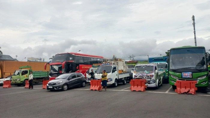 Sejumlah kendaraan, termasuk truk logistik dan bus antarkota, terlihat mengantre di area Pelabuhan Gilimanuk, Jembrana, Bali, Senin (26/5/2025), menyusul penutupan sementara layanan penyeberangan akibat cuaca buruk di Selat Bali.
