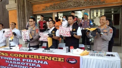 Kapolda Bali Irjen Pol Daniel Adityajaya bersama jajaran Ditresnarkoba Polda Bali dan Bea Cukai memamerkan barang bukti kokain seberat 1,7 kilogram saat konferensi pers pengungkapan jaringan narkotika internasional di Mapolda Bali, Denpasar, Kamis (26/5/2025).
