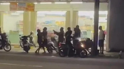 Tangkapan layar video viral saat dua pria terlibat baku hantam di depan sebuah toko modern di Jalan Raya Dewi Sartika Utara, Buleleng. Perkelahian itu terjadi dalam kondisi keduanya diduga mabuk setelah minum bersama.