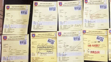 Beberapa lembar faktur retribusi Galian C di Kabupaten Karangasem yang diduga palsu. Secara fisik, tampak mirip dengan faktur asli, namun terdapat perbedaan mencolok pada stiker barcode dan detail pencetakan yang menjadi petunjuk utama dalam mengungkap praktik pemalsuan.
