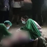 Petugas medis memeriksa jenazah pria tanpa identitas yang ditemukan tergeletak bersimbah darah di pinggir jalan kawasan Perumahan Grand Lovina, Banjar Dinas Celuk Buluh, Desa Kalibukbuk, Kecamatan Buleleng, Bali, Sabtu (3/5/2025).