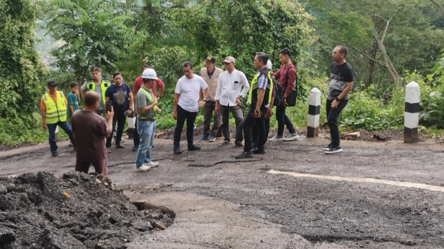 Wakil Bupati Buleleng, Gede Supriatna, bersama tim Dinas PU-TR dan pihak pelaksana proyek meninjau langsung kondisi jalan hotmix yang menghubungkan Banjar Dinas Klandis dan Banjar Dinas Mengandang, Desa Pakisan, Kecamatan Kubutambahan.