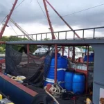 Penampakan kapal FV Yue Lu Yu 28359 berbendera China yang diamankan otoritas Indonesia di Pelabuhan Benoa, Bali, usai terjaring patroli karena masuk tanpa dokumen resmi. Kapal ini diduga dimodifikasi dan tidak memiliki alat tangkap ikan sebagaimana mestinya.
