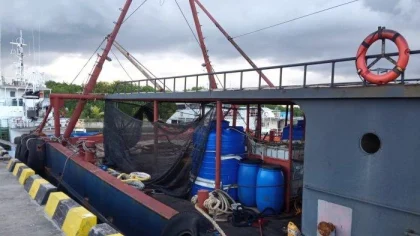 Penampakan kapal FV Yue Lu Yu 28359 berbendera China yang diamankan otoritas Indonesia di Pelabuhan Benoa, Bali, usai terjaring patroli karena masuk tanpa dokumen resmi. Kapal ini diduga dimodifikasi dan tidak memiliki alat tangkap ikan sebagaimana mestinya.