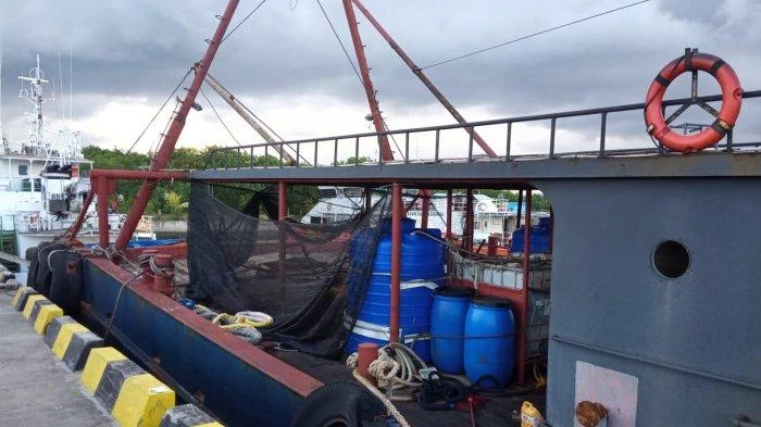 Penampakan kapal FV Yue Lu Yu 28359 berbendera China yang diamankan otoritas Indonesia di Pelabuhan Benoa, Bali, usai terjaring patroli karena masuk tanpa dokumen resmi. Kapal ini diduga dimodifikasi dan tidak memiliki alat tangkap ikan sebagaimana mestinya.
