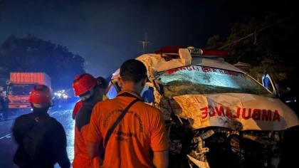 Petugas melakukan evakuasi terhadap ambulans yang mengalami kerusakan parah usai terlibat kecelakaan beruntun di Bypass Prof. Ida Bagus Mantra, Desa Ketewel, Gianyar, Kamis (22/5/2025) malam.