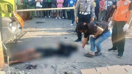 Petugas dan warga mengevakuasi korban kecelakaan maut di Simpang Jalan Teuku Umar Barat – Jalan Pura Demak, Denpasar, Bali, Minggu (4/5/2025) pagi.