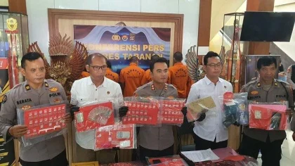 Jajaran Polres Tabanan memperlihatkan barang bukti narkoba jenis sabu yang berhasil disita dalam pengungkapan delapan kasus narkotika sepanjang April hingga Mei 2025. Dalam konferensi pers yang digelar Jumat (23/5).