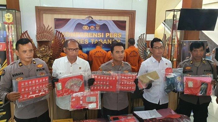 Jajaran Polres Tabanan memperlihatkan barang bukti narkoba jenis sabu yang berhasil disita dalam pengungkapan delapan kasus narkotika sepanjang April hingga Mei 2025. Dalam konferensi pers yang digelar Jumat (23/5).