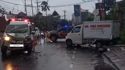 Kondisi dua kendaraan yang terlibat kecelakaan di Jalan Teuku Umar, Denpasar Barat, Jumat pagi (23/5/2025). Mobil ambulans Damakesmas Densel IV mengalami kerusakan parah di bagian depan usai ditabrak mobil box milik UD. MBS Chicken yang diduga pecah ban.