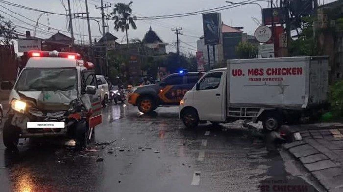Kondisi dua kendaraan yang terlibat kecelakaan di Jalan Teuku Umar, Denpasar Barat, Jumat pagi (23/5/2025). Mobil ambulans Damakesmas Densel IV mengalami kerusakan parah di bagian depan usai ditabrak mobil box milik UD. MBS Chicken yang diduga pecah ban.