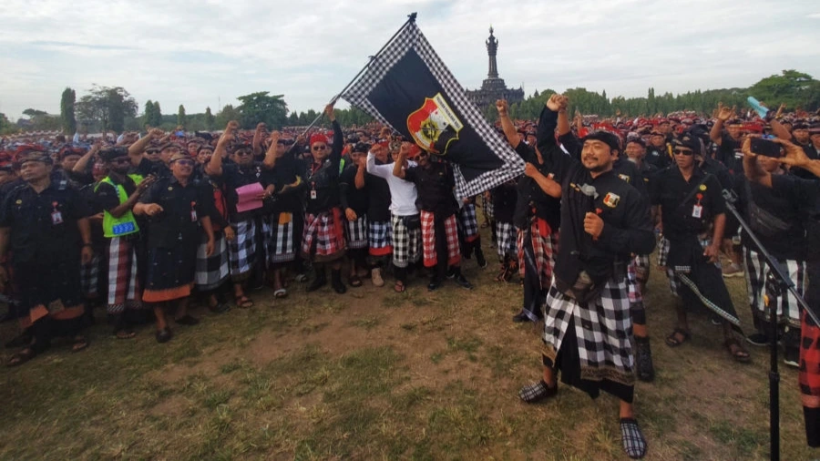 Ribuan pecalang dari berbagai desa adat se-Bali berkumpul di Lapangan Renon, Denpasar, Sabtu (17/5), dalam Gelar Agung Pasikian Pecalang Bali untuk menyatakan penolakan terhadap ormas premanisme yang berkedok keamanan.