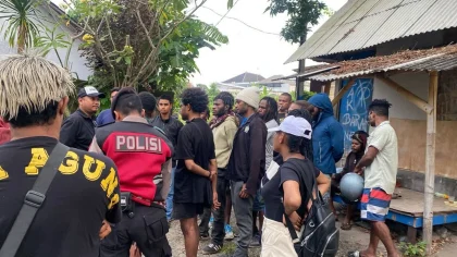Sejumlah warga dan aparat berkumpul di lokasi kos-kosan di Jimbaran, Bali, usai insiden pengeroyokan terhadap sepasang suami istri pada Selasa (13/5/2025) dini hari. Polisi turun tangan menyelidiki kasus tersebut.