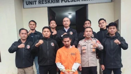 Petugas Unit Reskrim Polsek Kintamani bersama tersangka pencurian spesialis rumah kosong yang berhasil diamankan tanpa perlawanan di kediamannya, Desa Satra, Kecamatan Kintamani, Bangli, Selasa (13/5/2025).