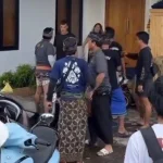 Tangkapan layar video viral yang memperlihatkan ketegangan antara peserta lomba layang-layang dengan seorang Warga Negara Asing (WNA) di depan sebuah villa di Banjar Sudimara Kelod, Kecamatan Tabanan, Bali, Minggu (11/5/2025).