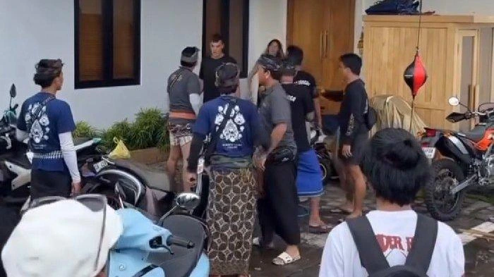 Tangkapan layar video viral yang memperlihatkan ketegangan antara peserta lomba layang-layang dengan seorang Warga Negara Asing (WNA) di depan sebuah villa di Banjar Sudimara Kelod, Kecamatan Tabanan, Bali, Minggu (11/5/2025).