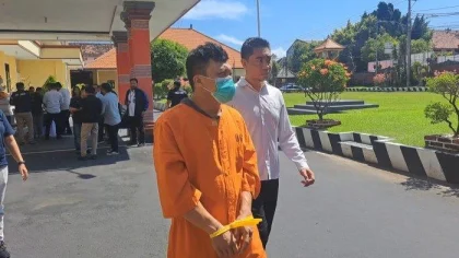 Tersangka kasus narkotika berinisial AB saat digiring petugas Satres Narkoba Polres Buleleng usai diamankan di sebuah rumah kontrakan di kawasan Lovina, Sabtu (26/4/2025).