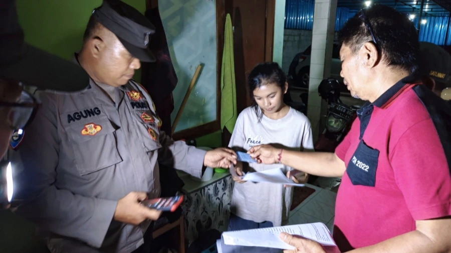 Petugas gabungan dari Polsek Dentim, kelurahan, dan TNI melakukan pemeriksaan dokumen kependudukan terhadap warga pendatang saat operasi pendataan di wilayah Denpasar, Sabtu (10/5/2025) malam.