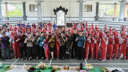 Para peserta Sekolah Lansia Dasarata Angkatan II bersama jajaran pejabat Kelurahan Kapal, BKKBN Provinsi Bali, Dinas Sosial, DP2KBP2A Badung.
