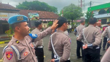 Petugas Propam Polres Jembrana memeriksa kerapian personel saat pelaksanaan Gaktibplin di halaman Mapolres Jembrana, Kamis 26 Juni 2025. (Foto: Istimewa)