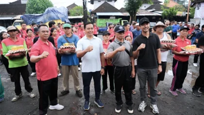 Sejumlah peserta aksi bersih-bersih yang digelar UPTD PPRD Provinsi Bali di Kabupaten Badung berfoto bersama usai kegiatan di Pasar Yadnya, Desa Adat Kapal, Kecamatan Mengwi, Sabtu (7/6/2025). Aksi ini merupakan bagian dari dukungan terhadap Gerakan Bali Bersih Sampah. (Foto: Istimewa)